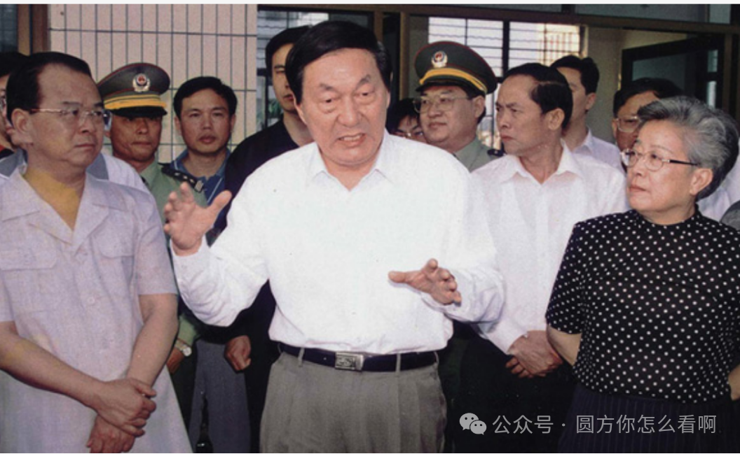 九江长江大堤决口,朱镕基与当地领导握手板着脸,讲话时偷偷擦泪|四三二