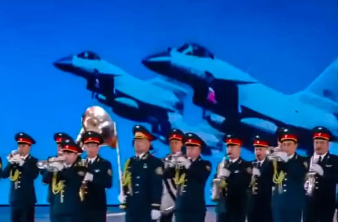 周六，乌兹别克斯坦电视台播放了歼-10C战机正式抵达的视频画面，作为该国独立日庆祝活动的一部分。图片：官方提供